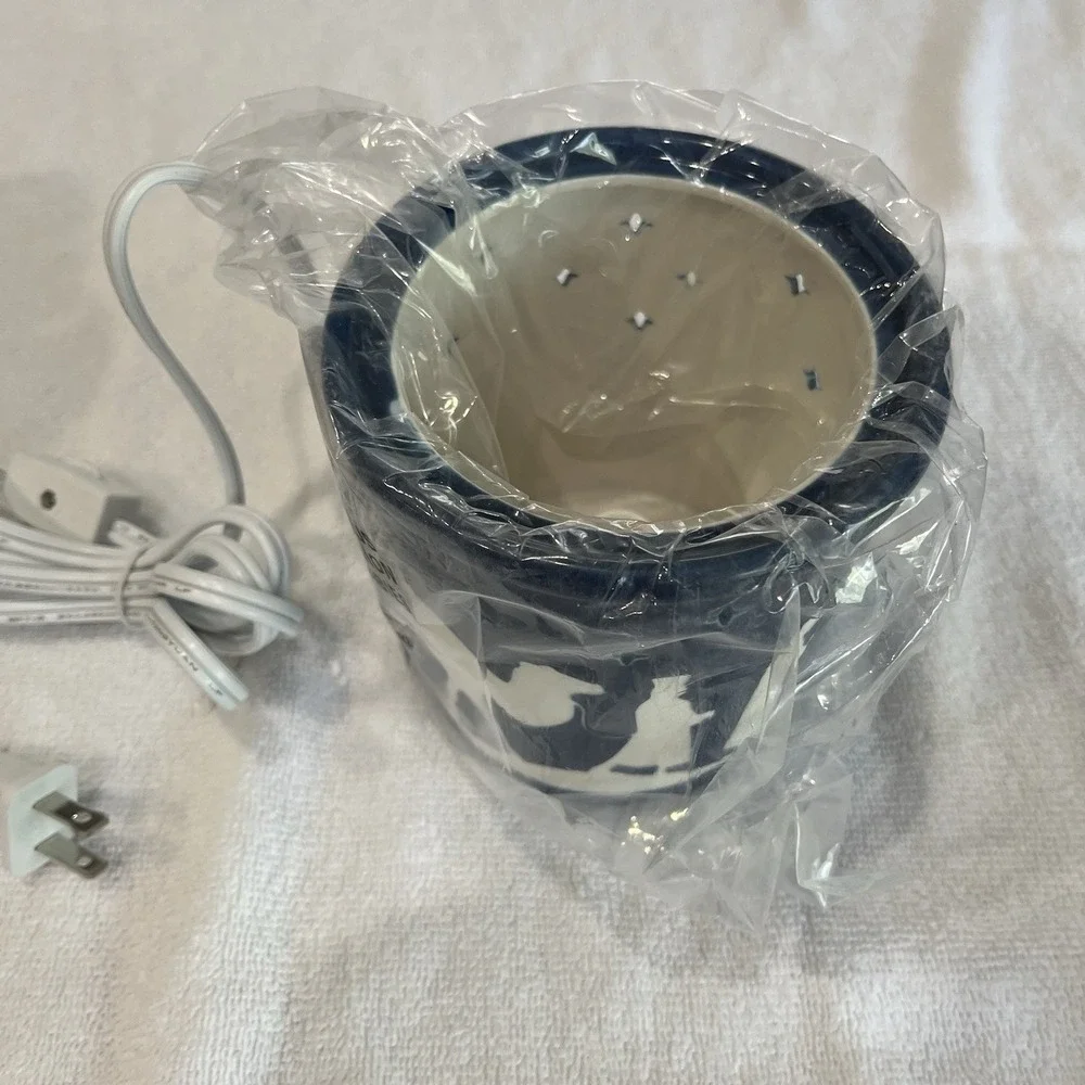 Scentsy Full Size Warmer Silent Night Nativity Holiday Collection Christmas‎ Wax